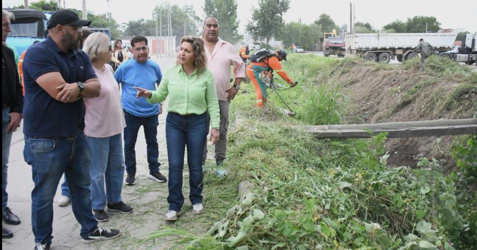 Fuentes supervisoacute un nuevo operativo de limpieza integral en el desaguumle de avenida del Trabajo