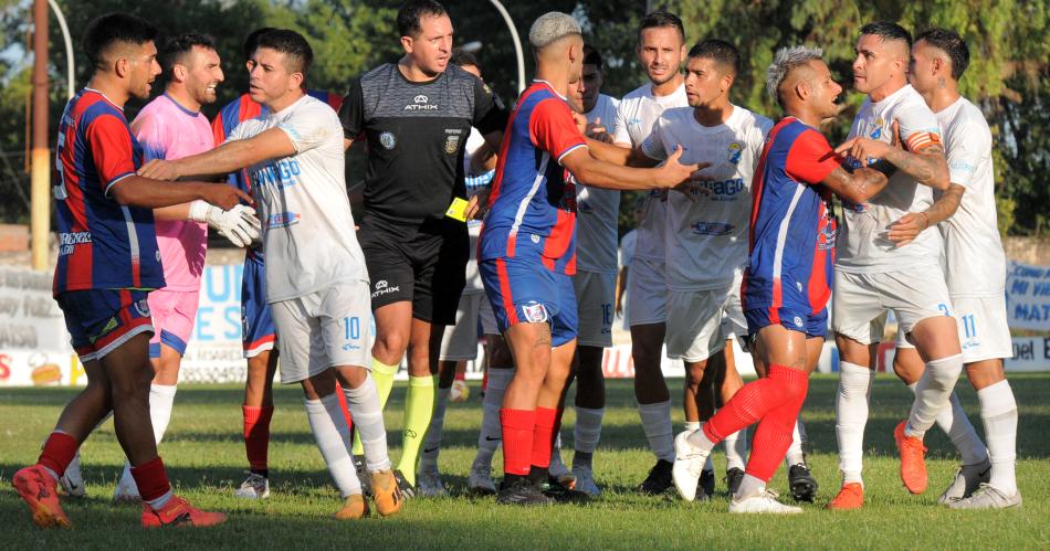 ENCONTRONAZO Tras el gol del gol Albo hubo empujones