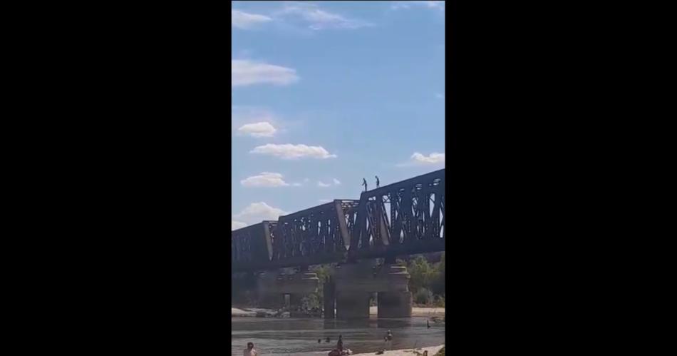 VIDEO  Juegos peligrosos- joacutevenes se lanzan desde el puente de La Dormida al Riacuteo Dulce