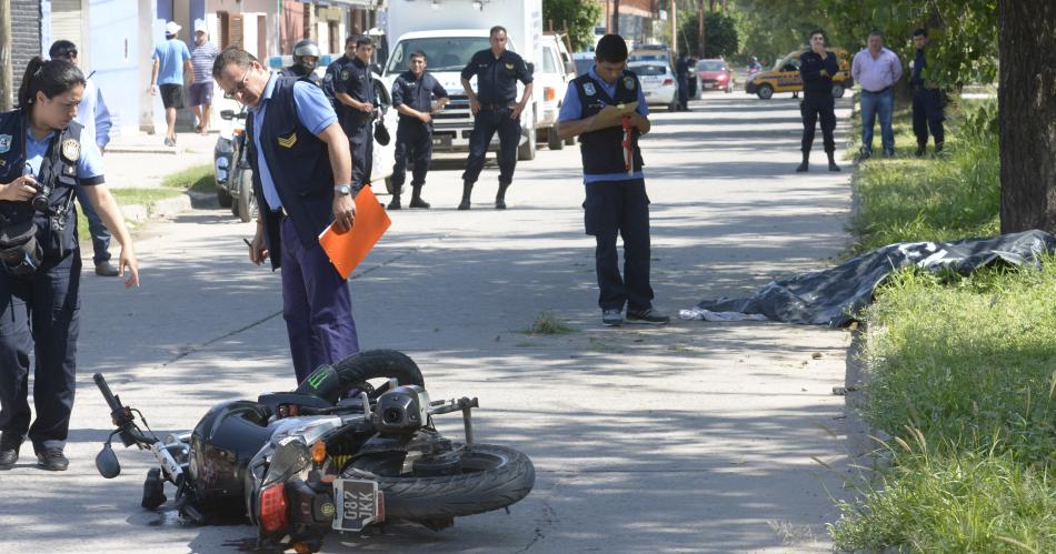 Perdioacute el control de su moto cayoacute al pavimento y fallecioacute en el acto