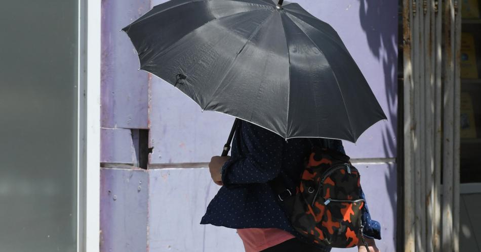 FOTOS- Gorros abanicos y agua los aliados de los santiaguentildeos para hacerle frente al calor