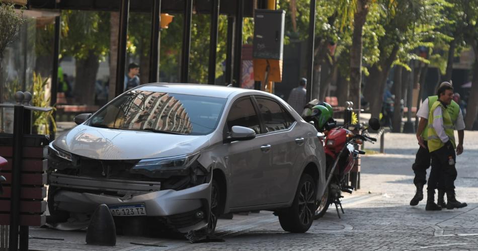 Insoacutelito choque- se distrajo con el celular y se llevoacute puesta una farola en pleno centro