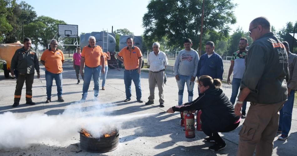 Capacitan al personal de la municipalidad en el uso de matafuegos para situaciones de emergencias