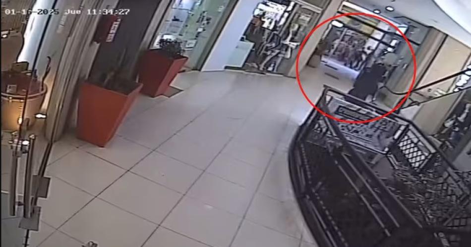 VIDEO Golpe comando en el shopping- cinco delincuentes armados causaron paacutenico 