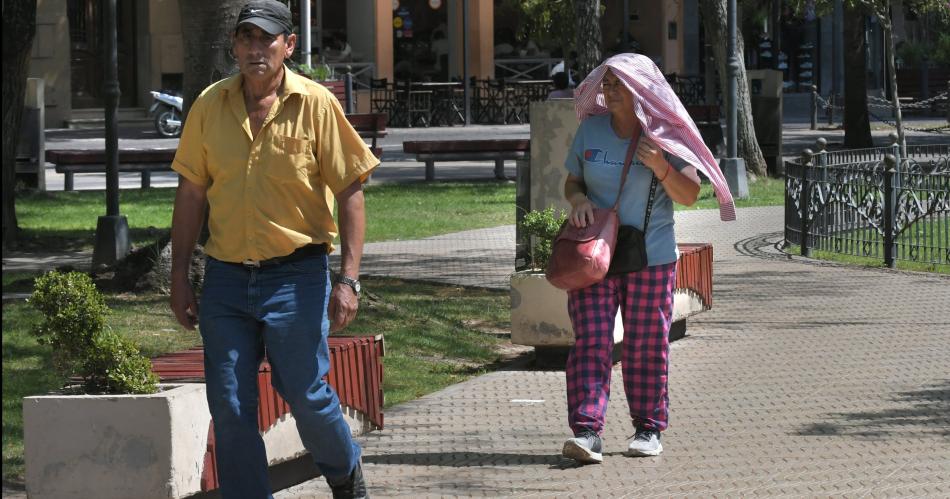 FOTOS- Gorros abanicos y agua los aliados de los santiaguentildeos para hacerle frente al calor