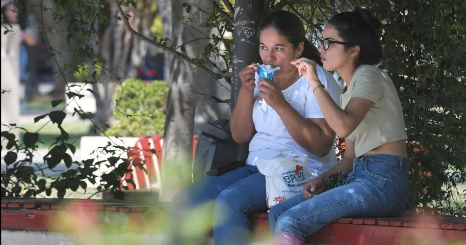 FOTOS- Gorros abanicos y agua los aliados de los santiaguentildeos para hacerle frente al calor