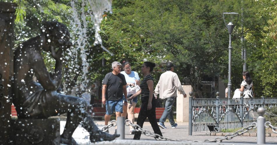 FOTOS- Gorros abanicos y agua los aliados de los santiaguentildeos para hacerle frente al calor