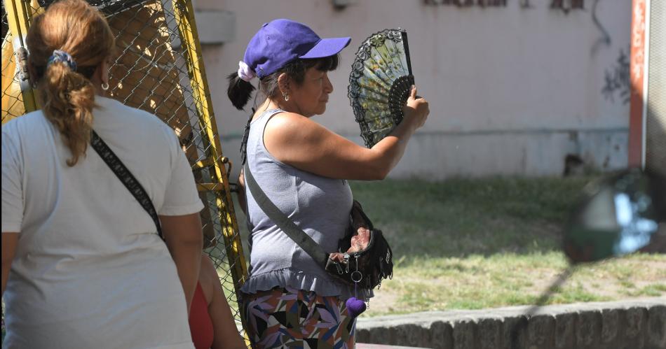 FOTOS- Gorros abanicos y agua los aliados de los santiaguentildeos para hacerle frente al calor