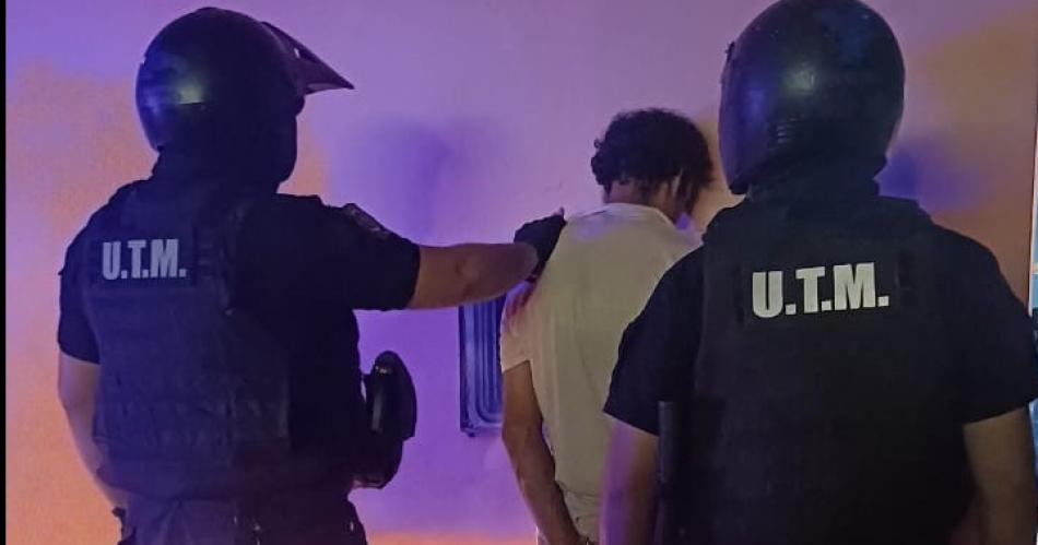 Narcomenudeo- un dealer fue descubierto mientras vendiacutea marihuana en la calle