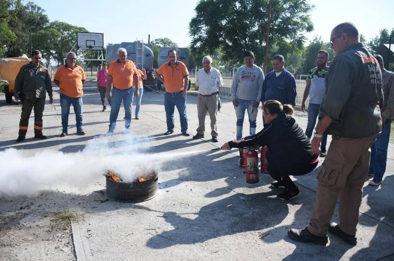 Defensa Civil capacitoacute a municipales para situaciones de emergencias