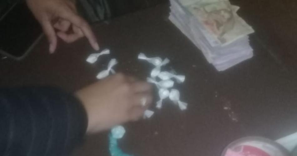 Narcomenudeo- un dealer fue descubierto mientras vendiacutea marihuana en la calle