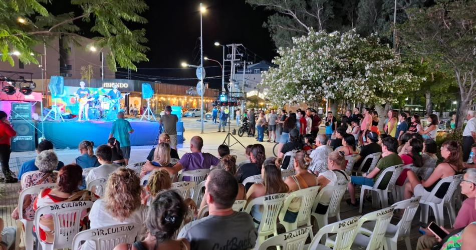 La plaza San Martiacuten vibra la Noche de Rock de Viviacute Termas en Verano 