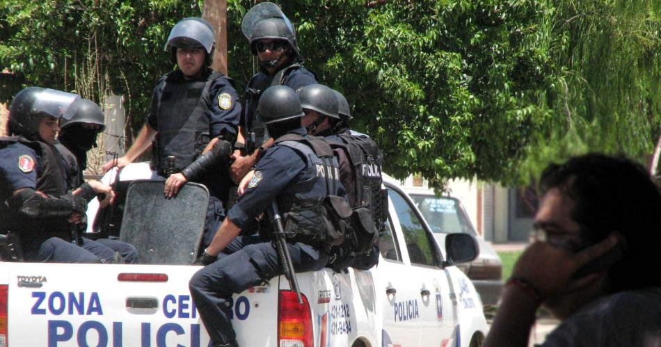 Auto con cuatro turistas brasilentildeos se estrelloacute contra aacuterbol en Roversi