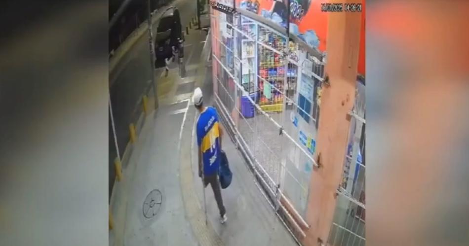 VIDEO  De no creer- con una pierna amputada saltoacute una reja robo un kiosco y escapoacute