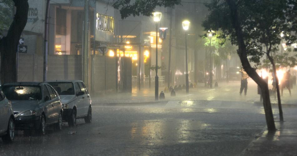 Se preveacuten tormentas fuertes y raacutefagas de viento para la madrugada del domingo