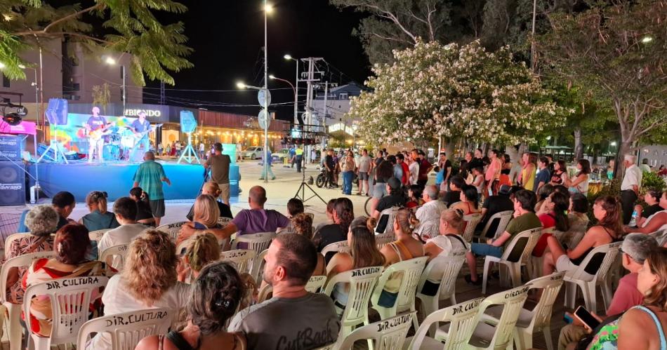 La plaza San Martiacuten vibra la Noche de Rock de Viviacute Termas en Verano 