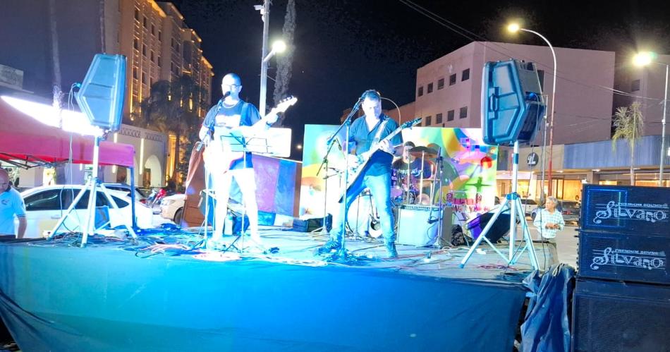 La plaza San Martiacuten vibra la Noche de Rock de Viviacute Termas en Verano 