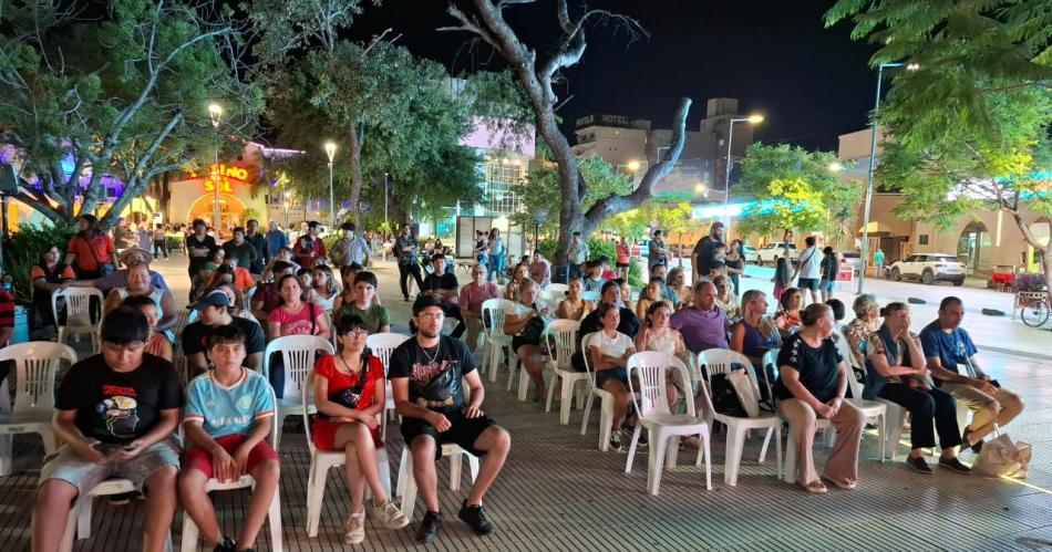 La plaza San Martiacuten vibra la Noche de Rock de Viviacute Termas en Verano 