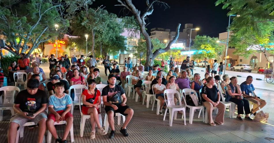 La plaza San Martiacuten vibra la Noche de Rock de Viviacute Termas en Verano 