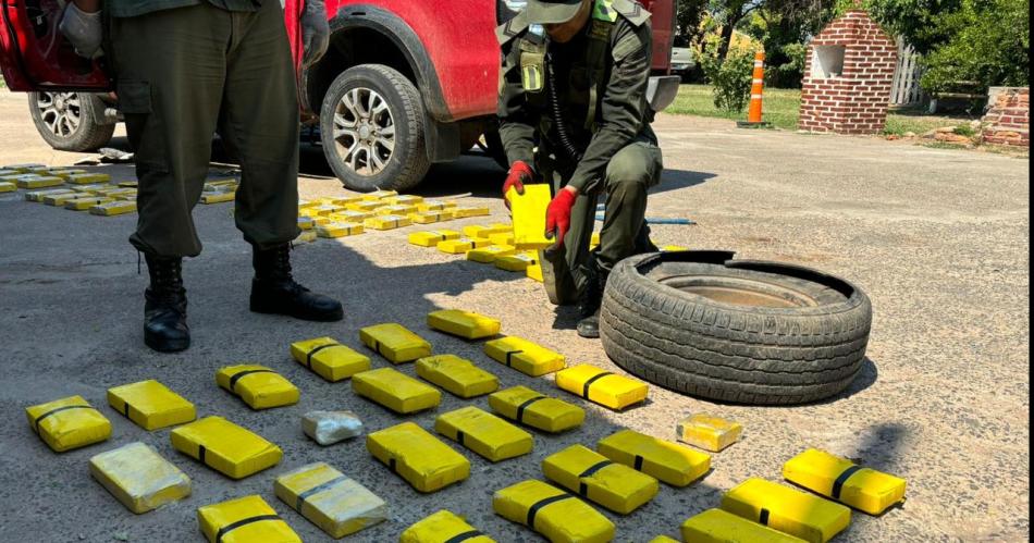 Tres saltentildeos con coche guiacutea trasladaban maacutes de 110 kilos de cocaiacutena a bordo de una camioneta