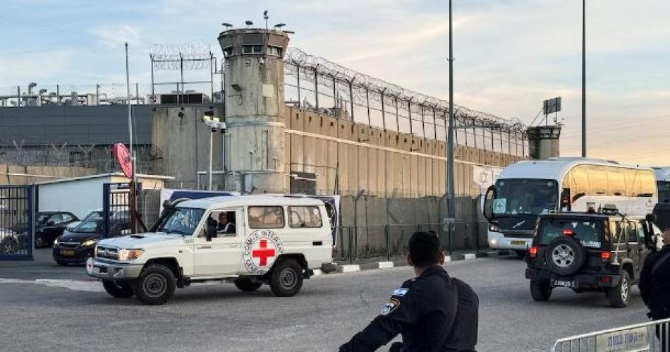 VIDEO El momento en que las tres rehenes israeliacutees fueron entregadas a la Cruz Roja