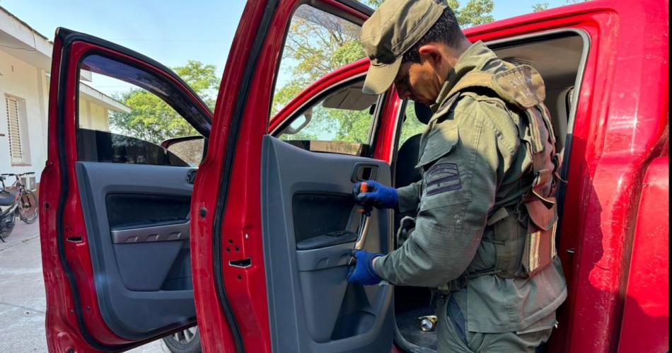 Tres saltentildeos con coche guiacutea trasladaban maacutes de 110 kilos de cocaiacutena a bordo de una camioneta