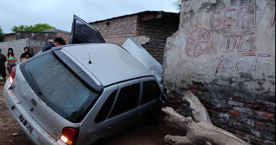 Conductor perdioacute el control del automoacutevil mientras manejaba chocoacute una vivienda precaria y luego fallecioacute