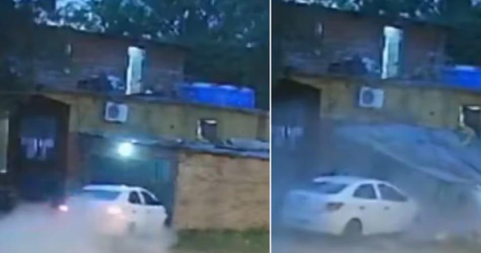 VIDEO Dos ladrones robaron un auto y chocaron contra una casa que se vino abajo por completo