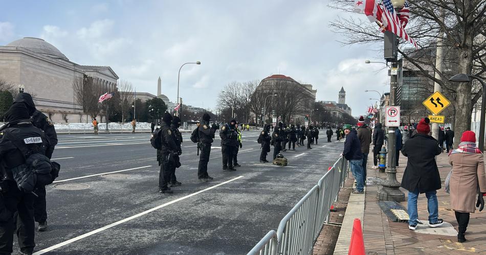 Fuertes controles de seguridad para ingresar a la zona del Capitolio por la toma de posesioacuten de Donald Trump