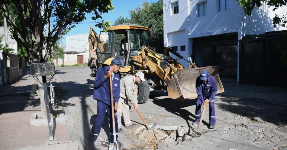 La Capital realizoacute trabajos de bacheo con hormigoacuten en el barrio Belgrano 