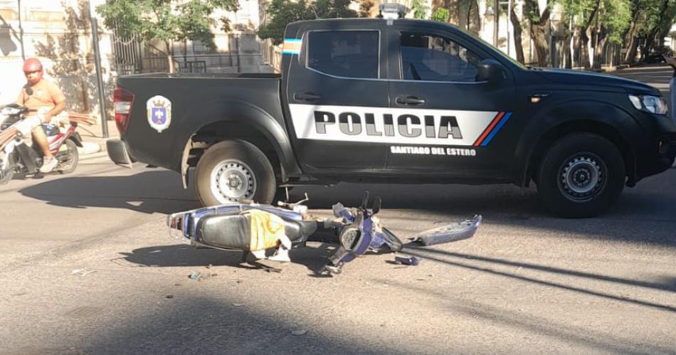 Accidente de traacutensito en pleno centro santiaguentildeo deja a un motociclista herido