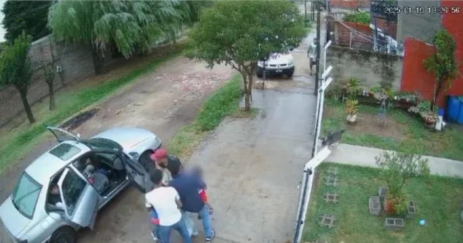 TERRIBLE VIDEO  Delincuentes quisieron robar un auto con un bebeacute adentro