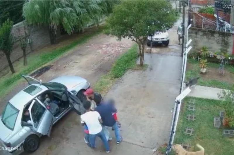 TERRIBLE VIDEO  Delincuentes quisieron robar un auto con un bebeacute adentro