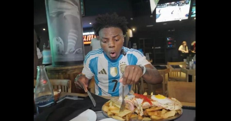 VIDEOS  El streamer Speed pasoacute su cumpleantildeos en Argentina le robaron un arito comioacute milanesas y proboacute el mate