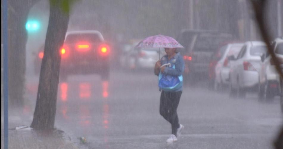 Intensa lluvia raacutefagas de viento y truenos en la Madre de Ciudades