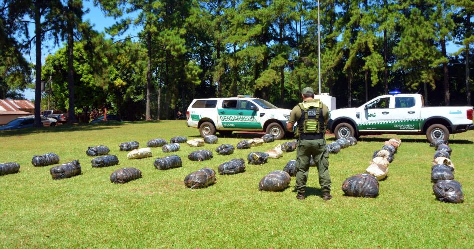 Huyeron cuando vieron a Gendarmeriacutea y abandonaron bultos de drogas