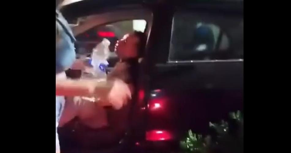 INCREIacuteBLE VIDEO  Borracho al volante empezoacute a zigzaguear y terminoacute chocando violentamente