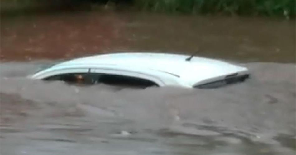 Perdioacute el control de su auto y terminoacute cayendo en el canal San Martiacuten