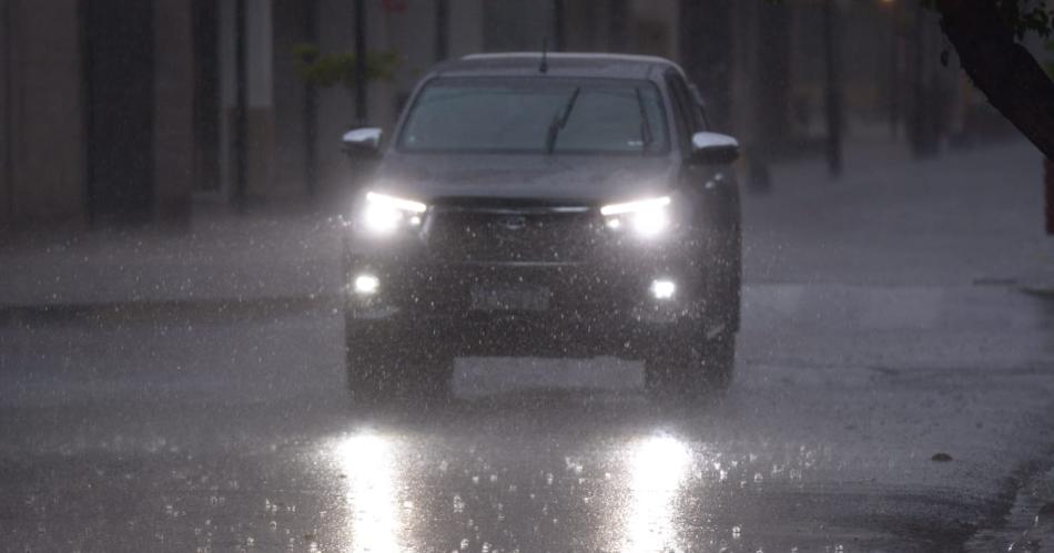 FOTOS La constante lluvia trajo alivio ante el calor pero causoacute problemas en algunos sectores