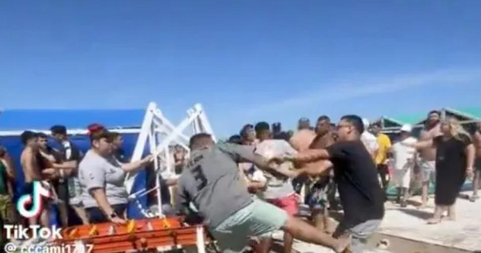 VIDEO  Escaacutendalo en Mar del Plata- turistas y personal de un balneario a las pintildeas