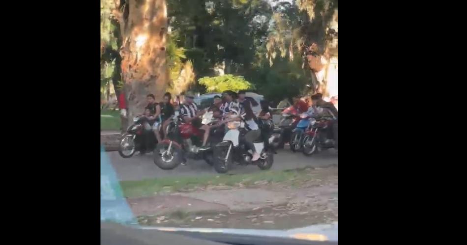 VIDEO  La hinchada ferroviaria ya palpita el debut- una caravana de motos rumbo al Estadio Madre de Ciudades