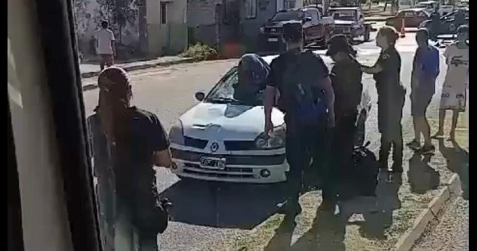 INSOacuteLITO VIDEO  Menor en bicicleta fue embestido por un auto y terminoacute incrustado en el parabrisas