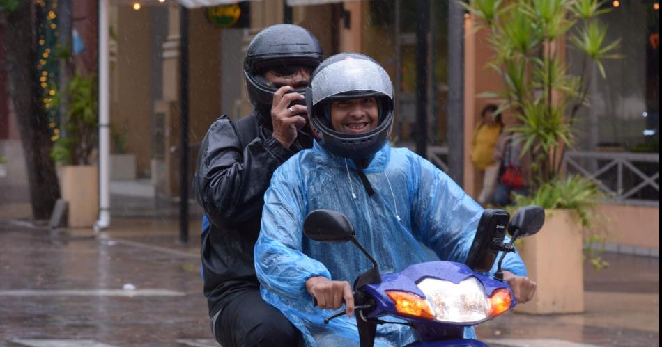 FOTOS La constante lluvia trajo alivio ante el calor pero causoacute problemas en algunos sectores