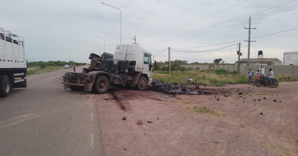 Violento vuelco de un acoplado que transportaba carboacuten 