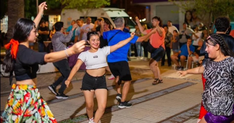 Turistas y termentildeos disfrutaron del Patio Santiaguentildeo 