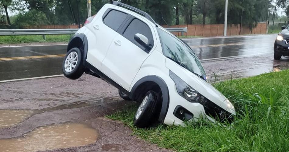 Siniestro vial en Ruta 9- conductora no vio el desaguumle y cayoacute en eacutel