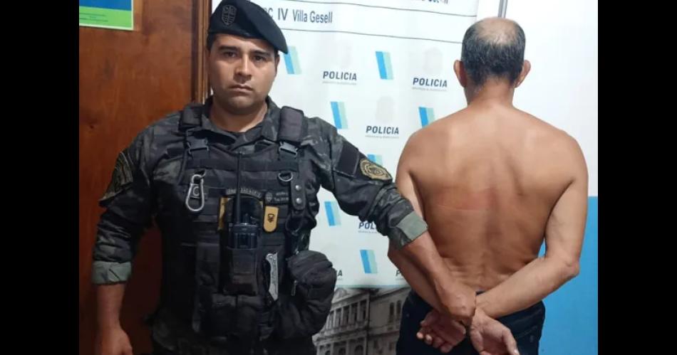 Repugnante- la Policiacutea lo encontroacute desnudo mientras abusaba sexualmente de un perro pitbull