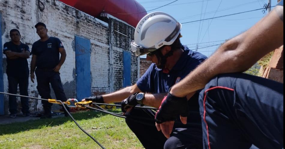 Capacitan a Bomberos  en rescate con cuerdas en altura