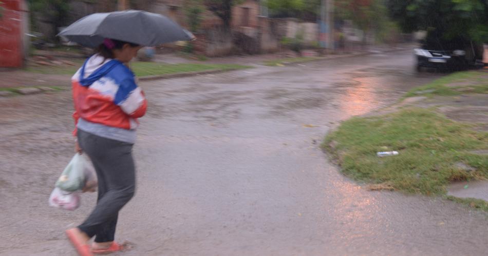 La feroz tormenta generoacute numerosos inconvenientes en la ciudad Capital