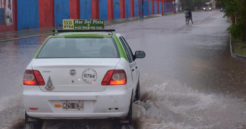 La feroz tormenta generoacute numerosos inconvenientes en la ciudad Capital